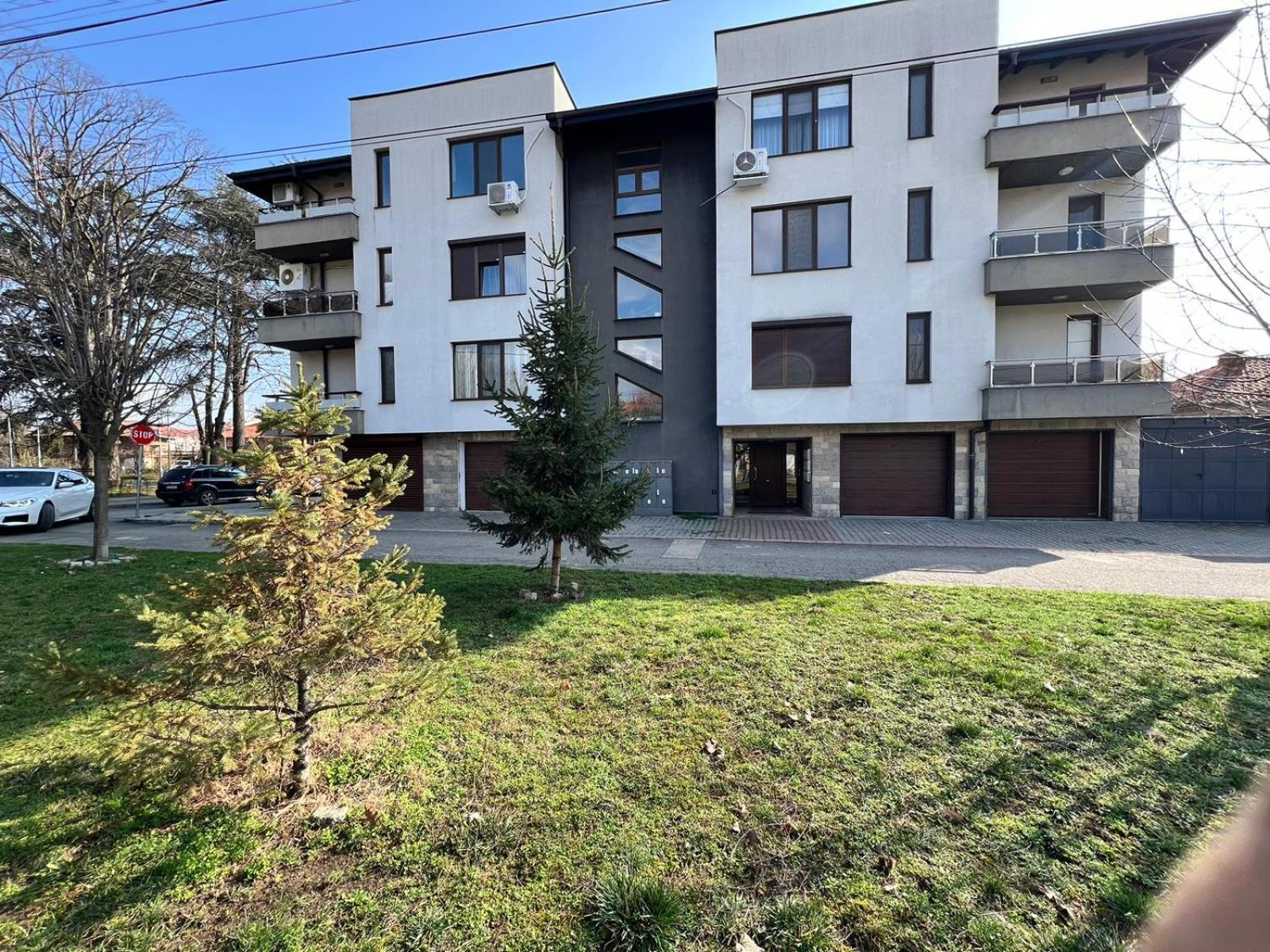 Kazanlak Large Guest House Apartment Near The Center With Full Kitchen & Dining Room, King Beds, Garden Patio, Free Parking & Self Check-In Ngoại thất bức ảnh