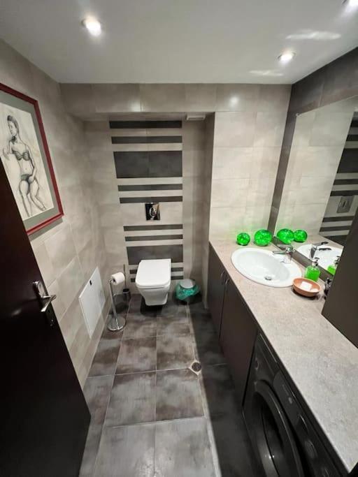 Kazanlak Large Guest House Apartment Near The Center With Full Kitchen & Dining Room, King Beds, Garden Patio, Free Parking & Self Check-In Ngoại thất bức ảnh