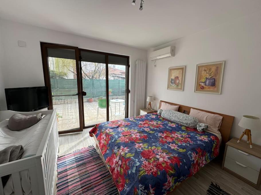 Kazanlak Large Guest House Apartment Near The Center With Full Kitchen & Dining Room, King Beds, Garden Patio, Free Parking & Self Check-In Ngoại thất bức ảnh