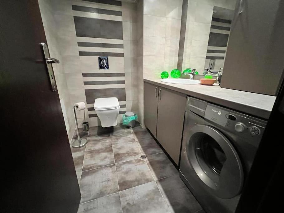 Kazanlak Large Guest House Apartment Near The Center With Full Kitchen & Dining Room, King Beds, Garden Patio, Free Parking & Self Check-In Ngoại thất bức ảnh