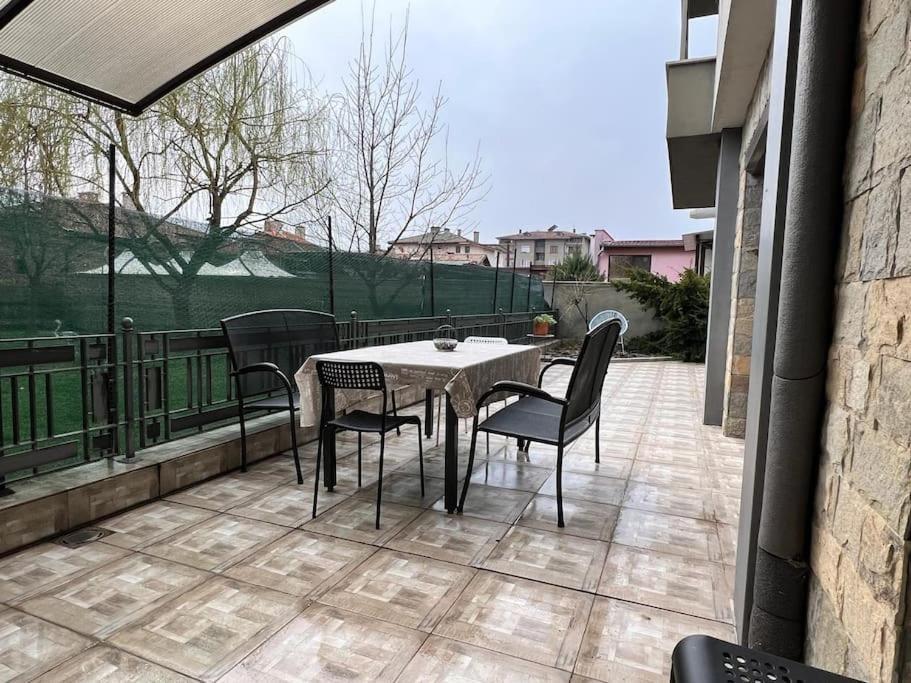 Kazanlak Large Guest House Apartment Near The Center With Full Kitchen & Dining Room, King Beds, Garden Patio, Free Parking & Self Check-In Ngoại thất bức ảnh