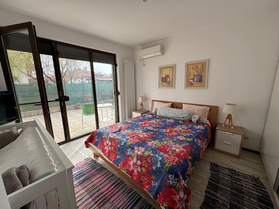 Kazanlak Large Guest House Apartment Near The Center With Full Kitchen & Dining Room, King Beds, Garden Patio, Free Parking & Self Check-In Ngoại thất bức ảnh