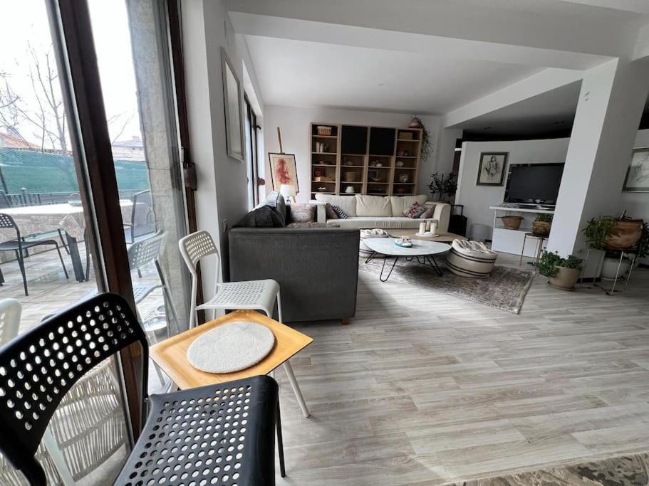 Kazanlak Large Guest House Apartment Near The Center With Full Kitchen & Dining Room, King Beds, Garden Patio, Free Parking & Self Check-In Ngoại thất bức ảnh