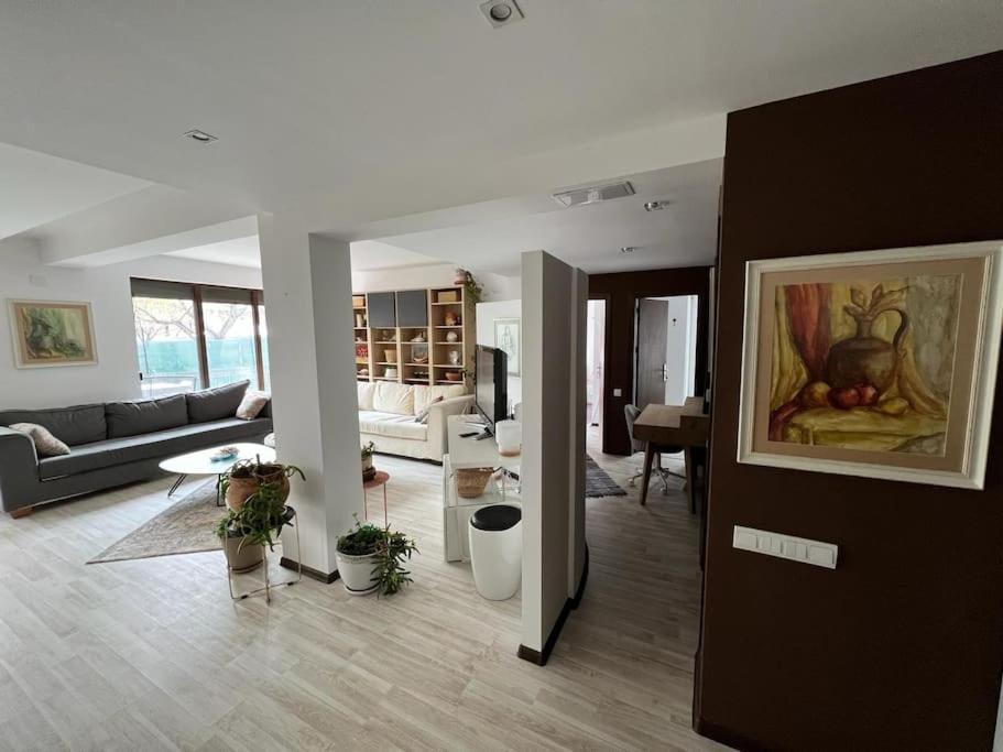 Kazanlak Large Guest House Apartment Near The Center With Full Kitchen & Dining Room, King Beds, Garden Patio, Free Parking & Self Check-In Ngoại thất bức ảnh
